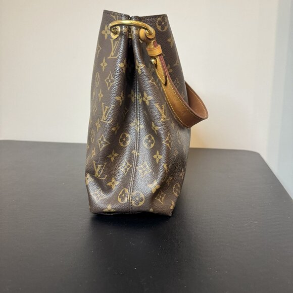 Louis Vuitton Graceful PM hobo in classic Monogram canvas Beige Interior - Picture 3 of 17